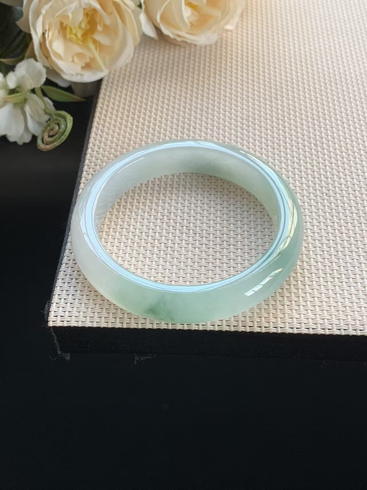 糯冰种冰晴绿飘花翡翠正圈手镯 尺寸54-11.3-8,细纹不明显