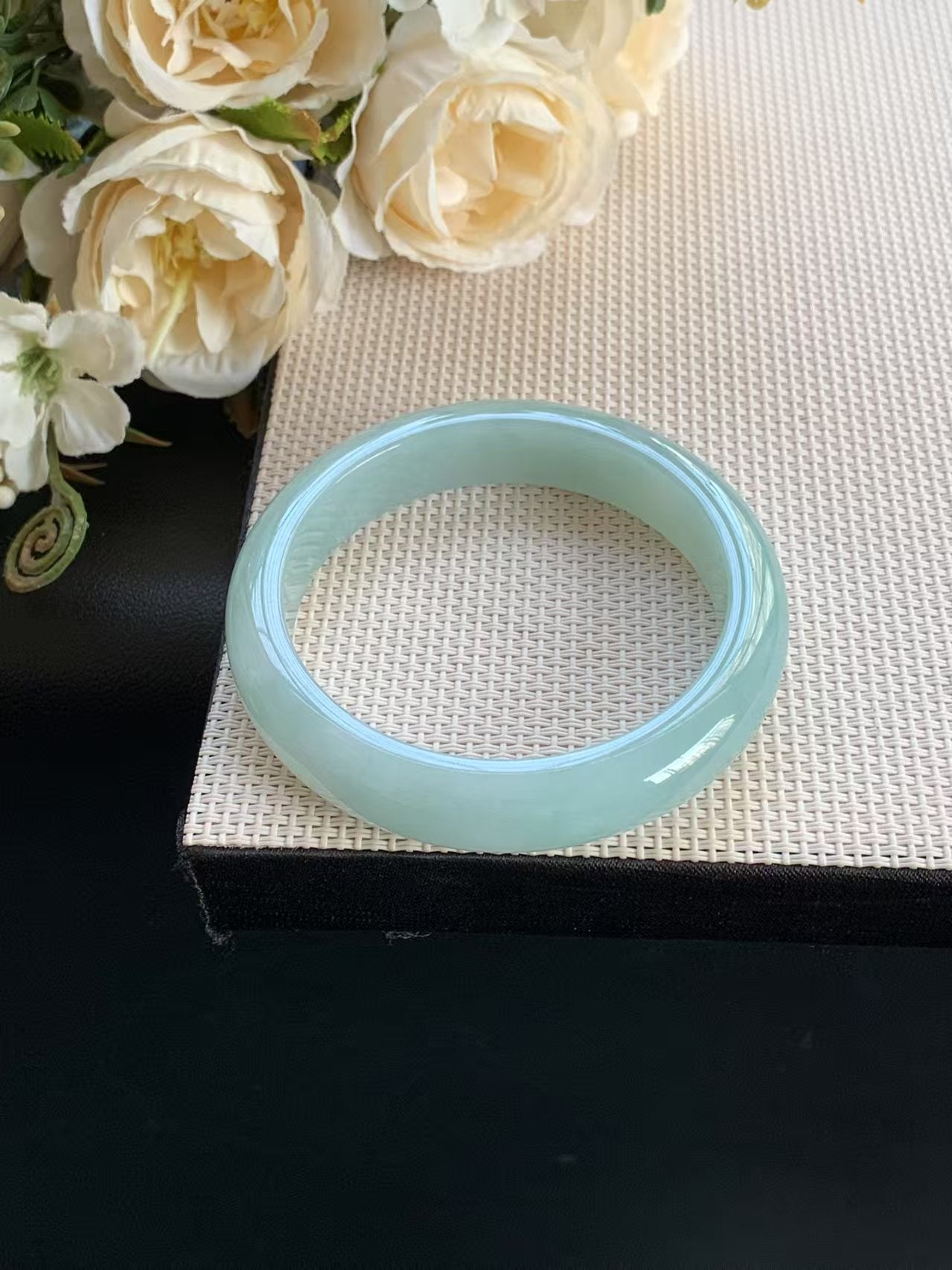 冰糯化 湖水蓝飘绿正圈翡翠手镯 尺寸57-12.5-8 完美